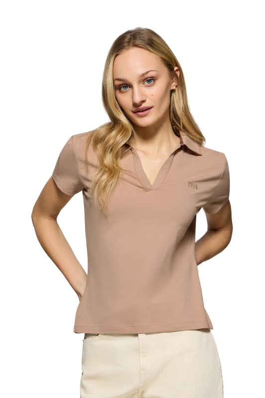 Das Damen-Poloshirt Pedraza aus Baumwolle zeichnet sich durch seine weiche, elegante Textur aus. Der Polokragen mit V-Ausschnitt sorgt für eine klassische Silhouette mit lässigem Charakter. Zwei Seitenschlitze sorgen für zusätzliche Bewegungsfreiheit. Ton-in-Ton-Detail an der Innenseite des Kragens. Das gummierte Polo Club Logo auf der Brust verleiht diesem Poloshirt einen besonderen Touch und macht es zu einer perfekten Wahl für jede Gelegenheit, von einem Freizeitausflug bis hin zu eleganteren Anlässen.