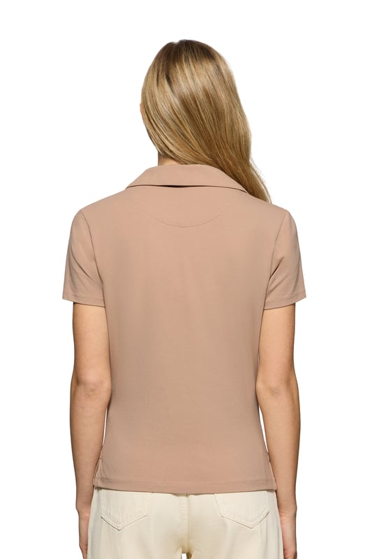 Das Damen-Poloshirt Pedraza aus Baumwolle zeichnet sich durch seine weiche, elegante Textur aus. Der Polokragen mit V-Ausschnitt sorgt für eine klassische Silhouette mit lässigem Charakter. Zwei Seitenschlitze sorgen für zusätzliche Bewegungsfreiheit. Ton-in-Ton-Detail an der Innenseite des Kragens. Das gummierte Polo Club Logo auf der Brust verleiht diesem Poloshirt einen besonderen Touch und macht es zu einer perfekten Wahl für jede Gelegenheit, von einem Freizeitausflug bis hin zu eleganteren Anlässen.