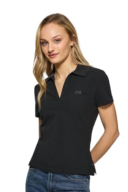 Das Damen-Poloshirt Pedraza aus Baumwolle zeichnet sich durch seine weiche, elegante Textur aus. Der Polokragen mit V-Ausschnitt sorgt für eine klassische Silhouette mit lässigem Charakter. Zwei Seitenschlitze sorgen für zusätzliche Bewegungsfreiheit. Ton-in-Ton-Detail an der Innenseite des Kragens. Das gummierte Polo Club Logo auf der Brust verleiht diesem Poloshirt einen besonderen Touch und macht es zu einer perfekten Wahl für jede Gelegenheit, von einem Freizeitausflug bis hin zu eleganteren Anlässen.