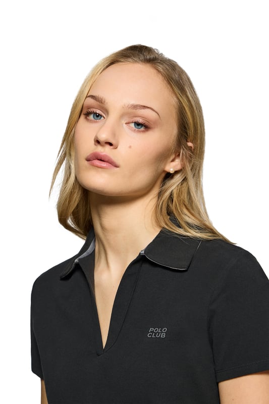 Das Damen-Poloshirt Pedraza aus Baumwolle zeichnet sich durch seine weiche, elegante Textur aus. Der Polokragen mit V-Ausschnitt sorgt für eine klassische Silhouette mit lässigem Charakter. Zwei Seitenschlitze sorgen für zusätzliche Bewegungsfreiheit. Ton-in-Ton-Detail an der Innenseite des Kragens. Das gummierte Polo Club Logo auf der Brust verleiht diesem Poloshirt einen besonderen Touch und macht es zu einer perfekten Wahl für jede Gelegenheit, von einem Freizeitausflug bis hin zu eleganteren Anlässen.