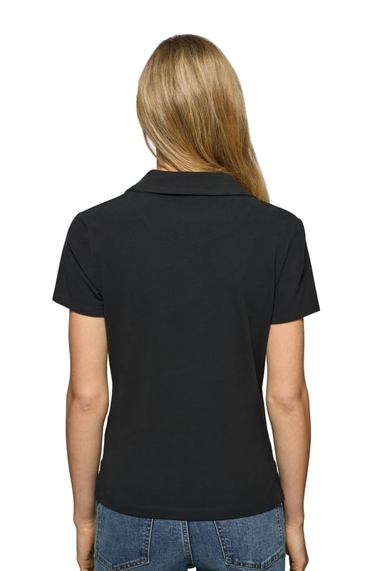 Das Damen-Poloshirt Pedraza aus Baumwolle zeichnet sich durch seine weiche, elegante Textur aus. Der Polokragen mit V-Ausschnitt sorgt für eine klassische Silhouette mit lässigem Charakter. Zwei Seitenschlitze sorgen für zusätzliche Bewegungsfreiheit. Ton-in-Ton-Detail an der Innenseite des Kragens. Das gummierte Polo Club Logo auf der Brust verleiht diesem Poloshirt einen besonderen Touch und macht es zu einer perfekten Wahl für jede Gelegenheit, von einem Freizeitausflug bis hin zu eleganteren Anlässen.