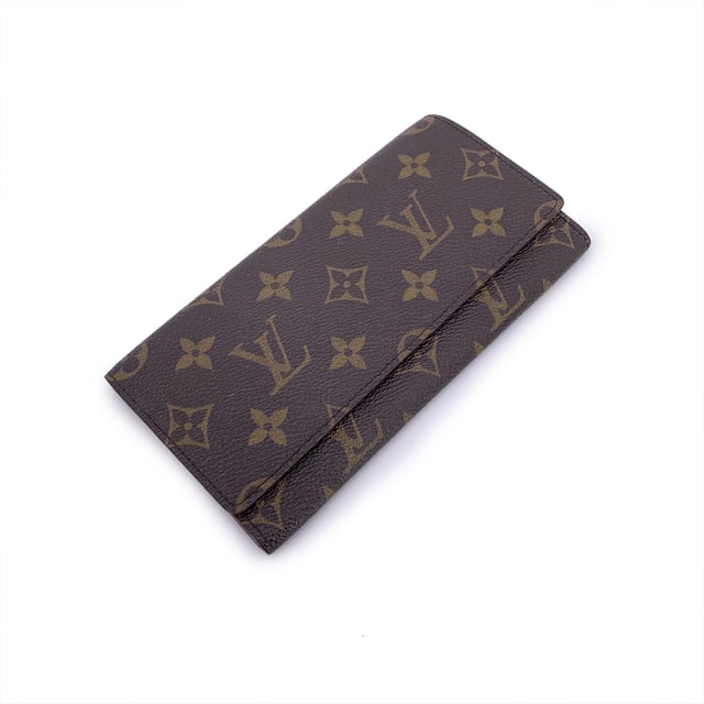 VINTAGE, RRP AS NEW
Step into timeless elegance with this vintage Louis Vuitton long bifold bill wallet, crafted from the Maison's signature brown monogram canvas. A classic piece that reflects the golden era of Louis Vuitton craftsmanship, this wallet exudes understated luxury with every detail.  Designed with a flap closure, the wallet opens to reveal a smooth leather lining, featuring one main compartment for bills, 3 smaller side open pockets and a convenient open pocket under the flap-perfect for receipts or essentials. Inside, you'll find the unmistakable 'LOUIS VUITTON Paris - Made in Spain' stamp, alongside the ity serial number (CA0938), confirming its heritage.  A refined yet practical piece, this vintage wallet carries not just currency, but the spirit of travel, history, and French savoir-faire. Ideal for collectors or lovers of classic luxury. Condition Rating: B - VERY GOOD CONDITIONCondition Details: Gently used. Some scratches on the internal lining. Please check the photos carefully and ask if you need to know more details or if you have any doubts.Measurements (cm): Height: 10.2Length: 17.8Box?: No Measurments:  length: 178 mm height: 102 mm strap length: 0 mm handle drop: 0 mm