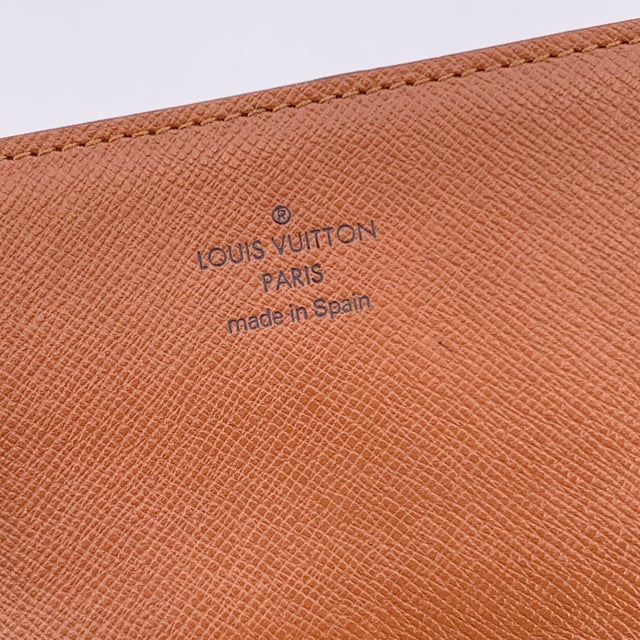 VINTAGE, RRP AS NEW
Step into timeless elegance with this vintage Louis Vuitton long bifold bill wallet, crafted from the Maison's signature brown monogram canvas. A classic piece that reflects the golden era of Louis Vuitton craftsmanship, this wallet exudes understated luxury with every detail.  Designed with a flap closure, the wallet opens to reveal a smooth leather lining, featuring one main compartment for bills, 3 smaller side open pockets and a convenient open pocket under the flap-perfect for receipts or essentials. Inside, you'll find the unmistakable 'LOUIS VUITTON Paris - Made in Spain' stamp, alongside the ity serial number (CA0938), confirming its heritage.  A refined yet practical piece, this vintage wallet carries not just currency, but the spirit of travel, history, and French savoir-faire. Ideal for collectors or lovers of classic luxury. Condition Rating: B - VERY GOOD CONDITIONCondition Details: Gently used. Some scratches on the internal lining. Please check the photos carefully and ask if you need to know more details or if you have any doubts.Measurements (cm): Height: 10.2Length: 17.8Box?: No Measurments:  length: 178 mm height: 102 mm strap length: 0 mm handle drop: 0 mm