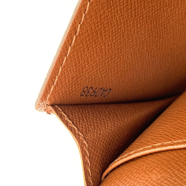VINTAGE, RRP AS NEW
Step into timeless elegance with this vintage Louis Vuitton long bifold bill wallet, crafted from the Maison's signature brown monogram canvas. A classic piece that reflects the golden era of Louis Vuitton craftsmanship, this wallet exudes understated luxury with every detail.  Designed with a flap closure, the wallet opens to reveal a smooth leather lining, featuring one main compartment for bills, 3 smaller side open pockets and a convenient open pocket under the flap-perfect for receipts or essentials. Inside, you'll find the unmistakable 'LOUIS VUITTON Paris - Made in Spain' stamp, alongside the ity serial number (CA0938), confirming its heritage.  A refined yet practical piece, this vintage wallet carries not just currency, but the spirit of travel, history, and French savoir-faire. Ideal for collectors or lovers of classic luxury. Condition Rating: B - VERY GOOD CONDITIONCondition Details: Gently used. Some scratches on the internal lining. Please check the photos carefully and ask if you need to know more details or if you have any doubts.Measurements (cm): Height: 10.2Length: 17.8Box?: No Measurments:  length: 178 mm height: 102 mm strap length: 0 mm handle drop: 0 mm