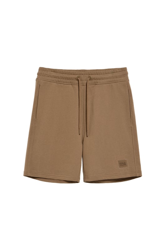 Polo Club bietet weiterhin Komfort und Stil mit der Bermuda Jonas. Der Stoff aus 100 % Baumwolle und die lockere Passform machen sie zu einem bequemen und modischen Kleidungsstück für sportliche Anlässe. Verstellbarer Kordelzug am Bund mit individueller Verzierung. Praktische Tasche auf der Hinterseite. Kleiner farblich abgestimter gummierter Twill-Aufnäher am vorderen Saum. 