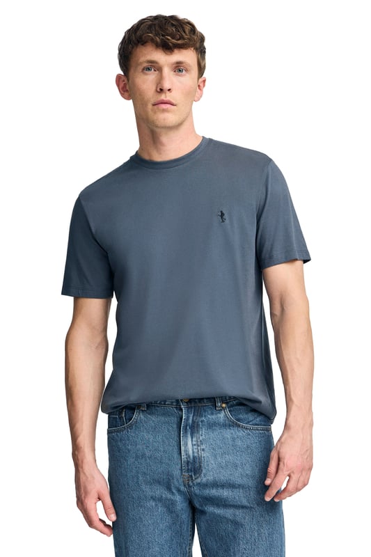 Dieses markante T-Shirt mit kurzen Ärmeln definiert das Konzept des Basic neu. Sein Baumwollstoff bietet ein angenehmes und atmungsaktives Tragegefühl, das sich ideal für den Alltag eignet. Die reguläre Passform und der gerippte Rundhalskragen sorgen für einen tadellosen Sitz. Details wie das farblich abgestimmte Nahtband und die exklusive, in dem ikonischen Rigby Go Logo inspirierte Rigby Best Stickerei auf der Brust verleihen ihm einen stilvollen Charakter.