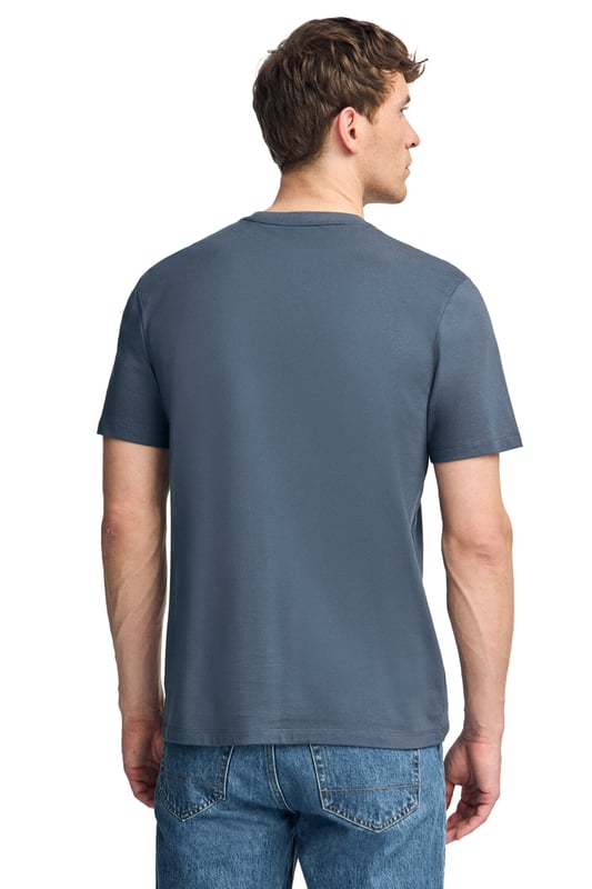 Dieses markante T-Shirt mit kurzen Ärmeln definiert das Konzept des Basic neu. Sein Baumwollstoff bietet ein angenehmes und atmungsaktives Tragegefühl, das sich ideal für den Alltag eignet. Die reguläre Passform und der gerippte Rundhalskragen sorgen für einen tadellosen Sitz. Details wie das farblich abgestimmte Nahtband und die exklusive, in dem ikonischen Rigby Go Logo inspirierte Rigby Best Stickerei auf der Brust verleihen ihm einen stilvollen Charakter.