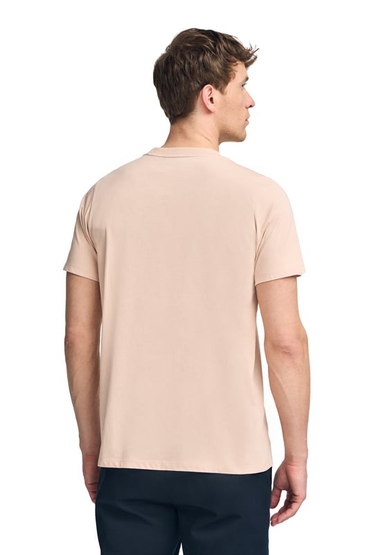 T-Shirt blush pink mit Rundhalsausschnitt und gummiertem Big Rigby Go-Logo Dieses Baumwoll-T-Shirt kombiniert Komfort mit Stil und eignet sich perfekt für jeden Anlass. Sein gerippter Rundhalskragen sorgt für einen perfekten Sitz, während die marineblauen Details und das gummierte, etwas größere Rigby Go-Logo auf der Brust ihm einen besonderen Touch verleihen.
