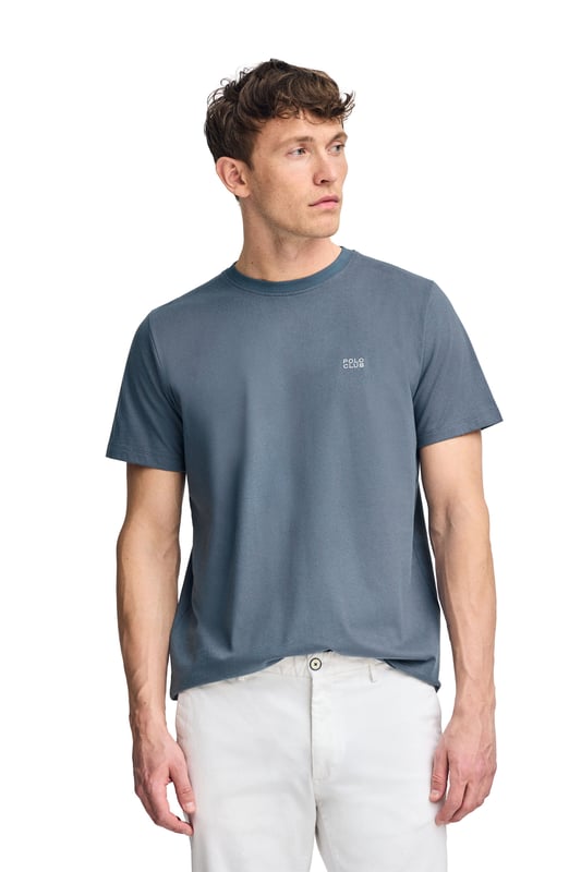Mehr als ein einfaches Basic, wurde dieses charakteristische Modell entworfen, um Langlebigkeit und Komfort zu bieten. Aus Baumwolle mit einer höheren Grammatur gefertigt, machen seine feste Struktur und sein gerippter Kragen es widerstandsfähig gegen den täglichen Gebrauch. Das Nahtband mit Logo und die Ton-in-Ton gehaltene Polo Club-Stickerei heben den Stil, ohne dabei die Vielseitigkeit eines echten Basics zu verlieren.