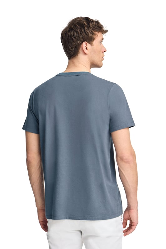 Mehr als ein einfaches Basic, wurde dieses charakteristische Modell entworfen, um Langlebigkeit und Komfort zu bieten. Aus Baumwolle mit einer höheren Grammatur gefertigt, machen seine feste Struktur und sein gerippter Kragen es widerstandsfähig gegen den täglichen Gebrauch. Das Nahtband mit Logo und die Ton-in-Ton gehaltene Polo Club-Stickerei heben den Stil, ohne dabei die Vielseitigkeit eines echten Basics zu verlieren.