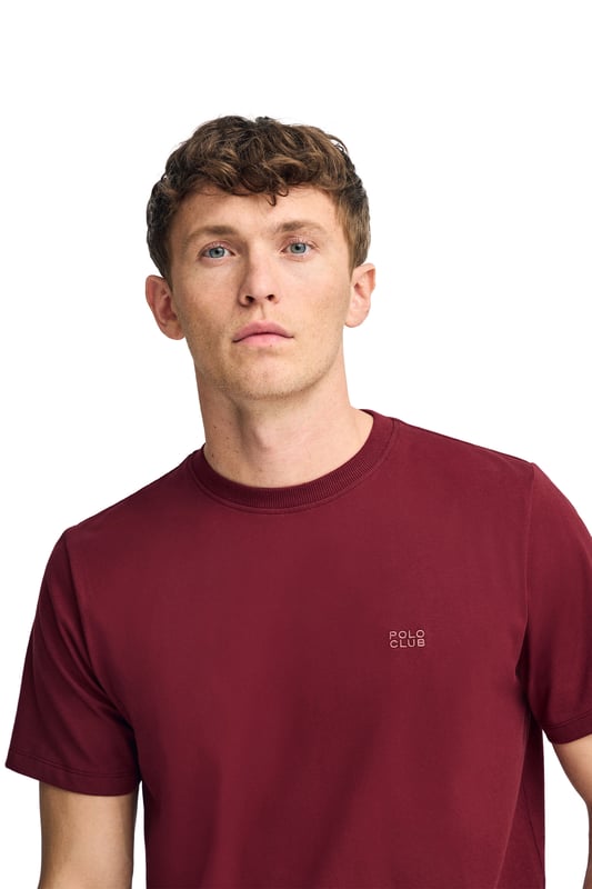 Mehr als ein einfaches Basic, wurde dieses charakteristische Modell entworfen, um Langlebigkeit und Komfort zu bieten. Aus Baumwolle mit einer höheren Grammatur gefertigt, machen seine feste Struktur und sein gerippter Kragen es widerstandsfähig gegen den täglichen Gebrauch. Das Nahtband mit Logo und die Ton-in-Ton gehaltene Polo Club-Stickerei heben den Stil, ohne dabei die Vielseitigkeit eines echten Basics zu verlieren.