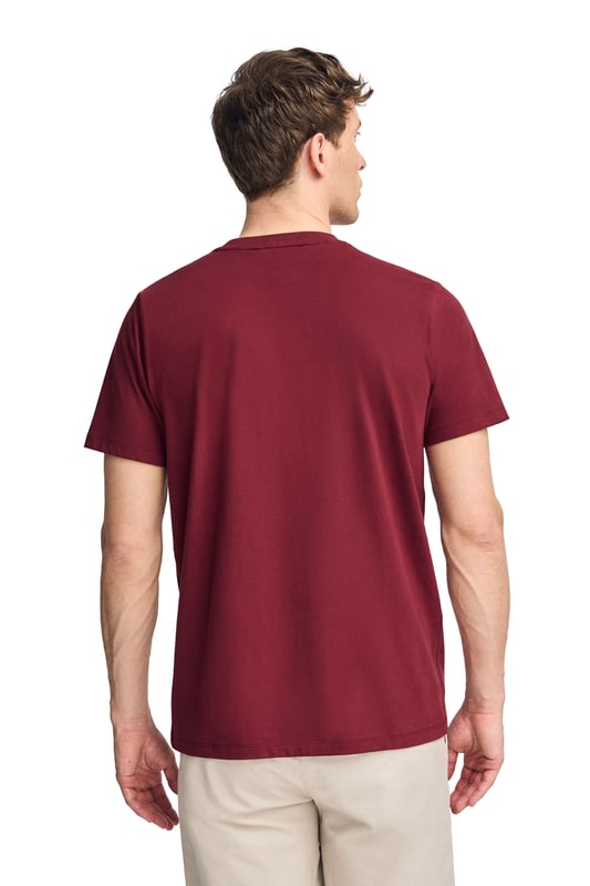 Mehr als ein einfaches Basic, wurde dieses charakteristische Modell entworfen, um Langlebigkeit und Komfort zu bieten. Aus Baumwolle mit einer höheren Grammatur gefertigt, machen seine feste Struktur und sein gerippter Kragen es widerstandsfähig gegen den täglichen Gebrauch. Das Nahtband mit Logo und die Ton-in-Ton gehaltene Polo Club-Stickerei heben den Stil, ohne dabei die Vielseitigkeit eines echten Basics zu verlieren.