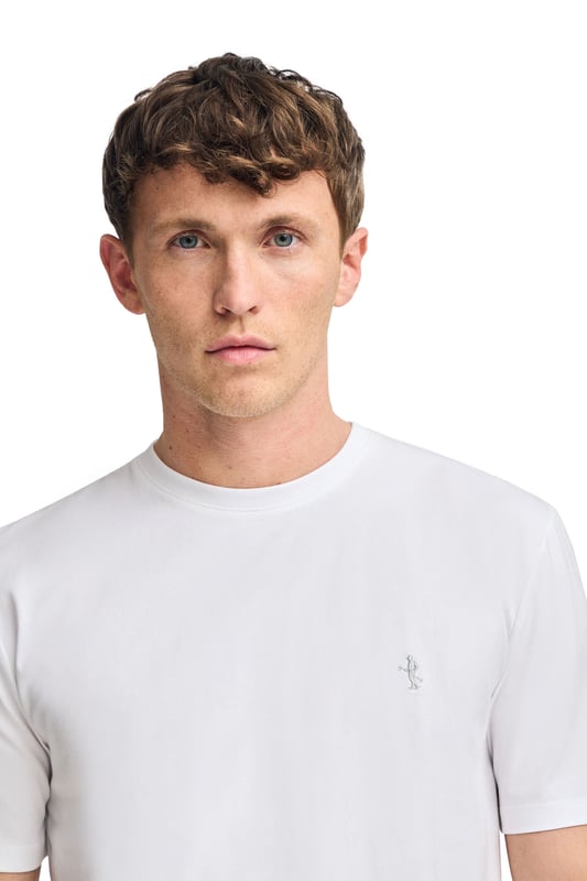 Dieses markante T-Shirt mit kurzen Ärmeln definiert das Konzept des Basic neu. Sein Baumwollstoff bietet ein angenehmes und atmungsaktives Tragegefühl, das sich ideal für den Alltag eignet. Die reguläre Passform und der gerippte Rundhalskragen sorgen für einen tadellosen Sitz. Details wie das farblich abgestimmte Nahtband und die exklusive, in dem ikonischen Rigby Go Logo inspirierte Rigby Best Stickerei auf der Brust verleihen ihm einen stilvollen Charakter.
