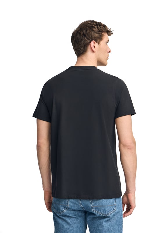 Dieses Baumwoll-T-Shirt kombiniert Komfort mit Stil und eignet sich perfekt für jeden Anlass. Sein gerippter Rundhalskragen sorgt für einen perfekten Sitz, während die marineblauen Details und das gummierte, etwas größere Rigby Go-Logo auf der Brust ihm einen besonderen Touch verleihen.