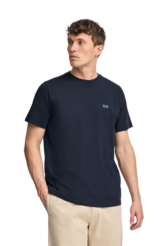 Mehr als ein einfaches Basic, wurde dieses charakteristische Modell entworfen, um Langlebigkeit und Komfort zu bieten. Aus Baumwolle mit einer höheren Grammatur gefertigt, machen seine feste Struktur und sein gerippter Kragen es widerstandsfähig gegen den täglichen Gebrauch. Das Nahtband mit Logo und die Ton-in-Ton gehaltene Polo Club-Stickerei heben den Stil, ohne dabei die Vielseitigkeit eines echten Basics zu verlieren.