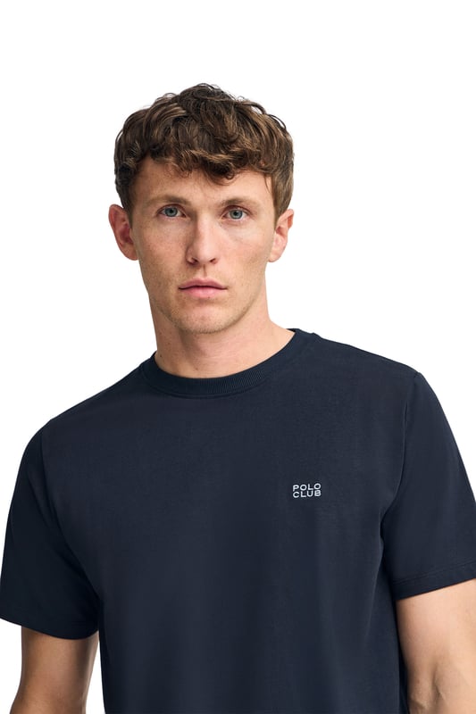 Mehr als ein einfaches Basic, wurde dieses charakteristische Modell entworfen, um Langlebigkeit und Komfort zu bieten. Aus Baumwolle mit einer höheren Grammatur gefertigt, machen seine feste Struktur und sein gerippter Kragen es widerstandsfähig gegen den täglichen Gebrauch. Das Nahtband mit Logo und die Ton-in-Ton gehaltene Polo Club-Stickerei heben den Stil, ohne dabei die Vielseitigkeit eines echten Basics zu verlieren.