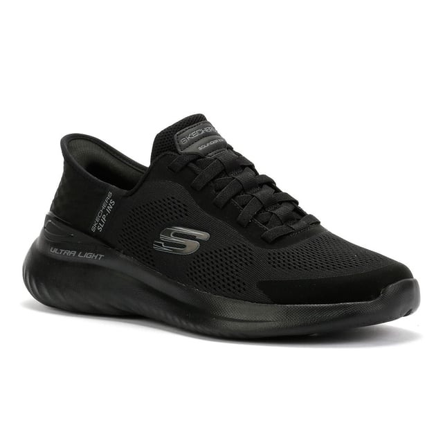 Skechers Bounder 2.0 Emerged Heren Zwarte Sneakers Ervaar moeiteloos, flexibel comfort met de Skechers Hands Free Slip-ins®: Bounder 2.0 - Emerged. Deze lichtgewicht, vegan-vriendelijke sneaker is gebouwd met een ademend, technisch mesh-bovenwerk en stretch-vetersluiting voor eenvoudig, slip-on gemak. Met Skechers' exclusieve Slip-ins® gevormd hielpaneel met Heel Pillow™ technologie voor een veilige, met kussens gevulde pasvorm, en afgewerkt met een Skechers Air-Cooled Memory Foam® binnenzool voor langdurig, de hele dag comfort.