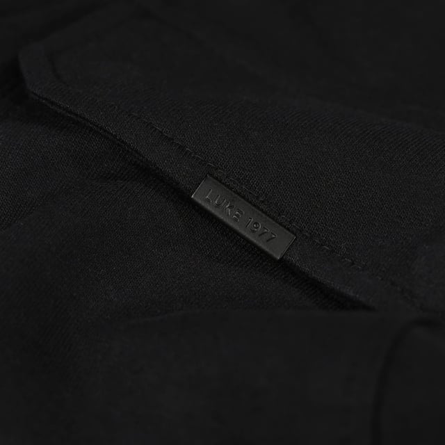 100% Katoen. Stof: Zachte aanraking. Ontwerp: Eenvoudig. Hem: Ribben. Halslijn: Crew Neck, Ribbed. Mouwtype: Met lange mouwen. Manchet: Ribbel. Pasvorm: Relaxed model. Zakken: 1 borstzak, klepsluiting. Bevestiging: Trek aan de achterkant. S: 38 in. L: 42 in. XXL: 46 in. 3XL: 48 in.