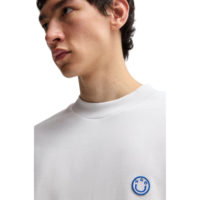 100% Baumwolle. Gewebe: Weiche Haptik, Frottee. Design: Logo, Patch. Rundhalsausschnitt. Langärmlig. Bündchen: gerippt. Passform: Regulär. Zum Überziehen. S: 96,52 cm. M: 102 cm. L: 112 cm. XL: 121,92 cm. XXL: 132 cm.