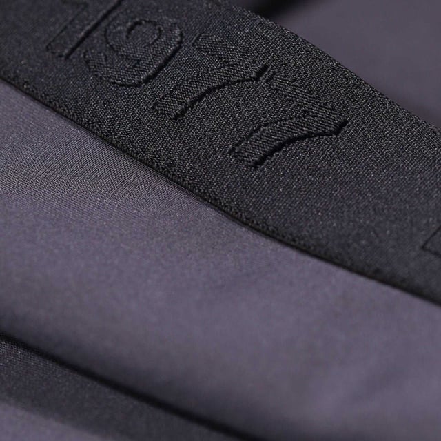 94% Polyester, 6% Elastaan. Trim: Ribben. Stof: Stretch, Tricot. Ontwerp: Chevron, Geborduurd logo. Hals: Crew Neck. Gesneden en genaaid paneel, getapete schouders, getapete mouwen. Mouwtype: Met lange mouwen. Bevestiging: Trek aan de achterkant. M: 40 in. XL: 44 in. XXL: 46 in.