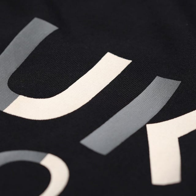 100% Katoen. Stof: Fleece. Ontwerp: Tekst. Hem: Ribben. Halslijn: Crew Neck, Ribbed. Mouwtype: Met lange mouwen. Manchet: Ribbel. Bevestiging: Trek aan de achterkant. S: 38 in. M: 40 in.