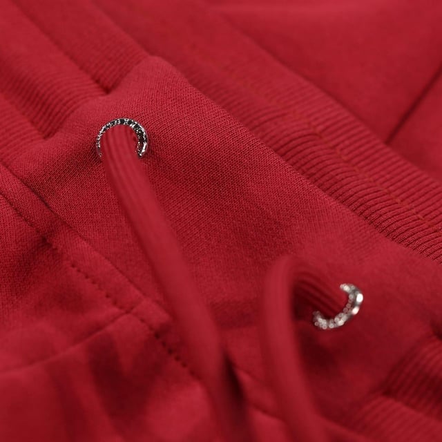 100% Katoen. Stof: Fleece. Ontwerp: Geborduurd logo, Effen. 320gsm. Zakken: 2 zijzakken, ritssluiting, 1 achterzak, verborgen. Tailleband: Koord, Geribd. Manchet: Ribbel.