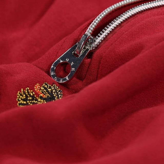 100% Katoen. Stof: Fleece. Ontwerp: Geborduurd logo, Effen. 320gsm. Zakken: 2 zijzakken, ritssluiting, 1 achterzak, verborgen. Tailleband: Koord, Geribd. Manchet: Ribbel.