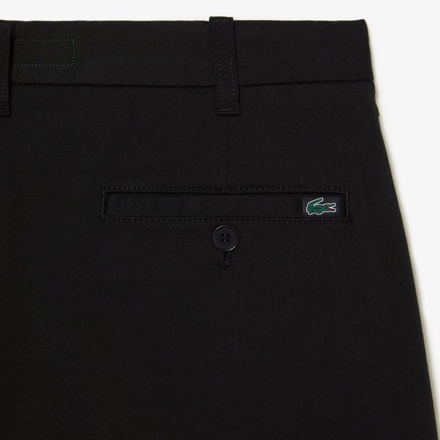 Bio-Baumwolle. Gewebe: Stretch. Design: Gesticktes Logo, Unifarben. Knopfverschluss, Hosenschlitz mit Reißverschluss. Gürtelschlaufen. Taschenart: Zwei Seitentaschen, Hinten, Geknöpft. Passform: Schmal zulaufend.