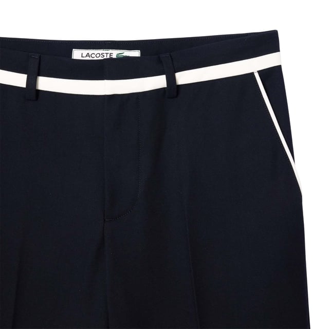 68% Polyester, 32% Rayon. Ontwerp: Badge, Contrastdetail, Geborduurd logo, Effen. Sluiting: Knoop, Verborgen, Haak, Ritssluiting. Riemlussen. Zakken: 2 Zijzakken, 1 Achterzak. Pasvorm: Recht.