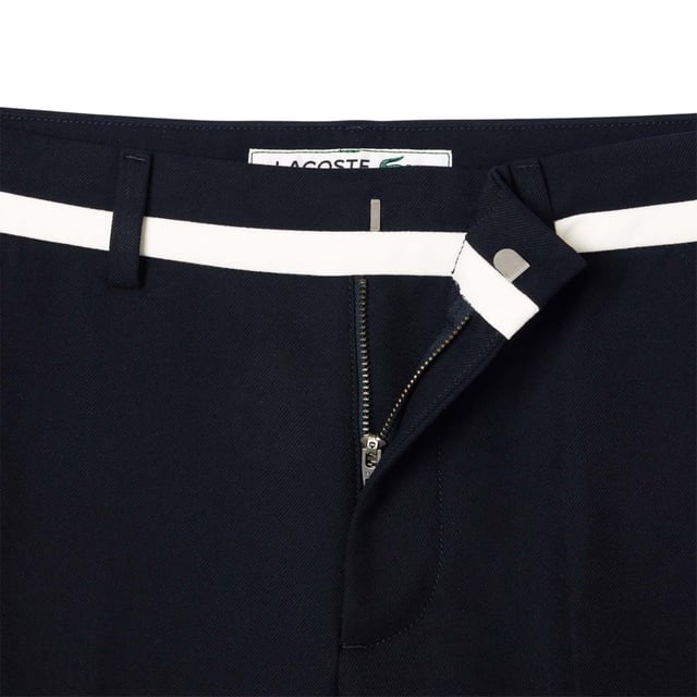68% Polyester, 32% Rayon. Ontwerp: Badge, Contrastdetail, Geborduurd logo, Effen. Sluiting: Knoop, Verborgen, Haak, Ritssluiting. Riemlussen. Zakken: 2 Zijzakken, 1 Achterzak. Pasvorm: Recht.
