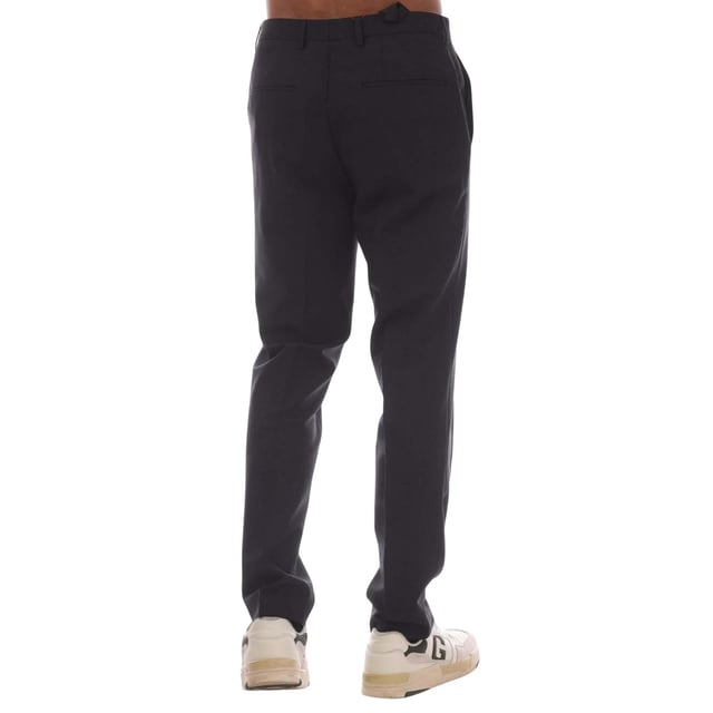 60% Scheerwol, 38% Polyester, 2% Elastaan. Ontwerp: Logo, eenvoudig. Sluiting: haak, ritssluiting. Riemlussen, platte voorkant, label. Zakken: 2 Zijzakken. Geschikt voor: Slank.