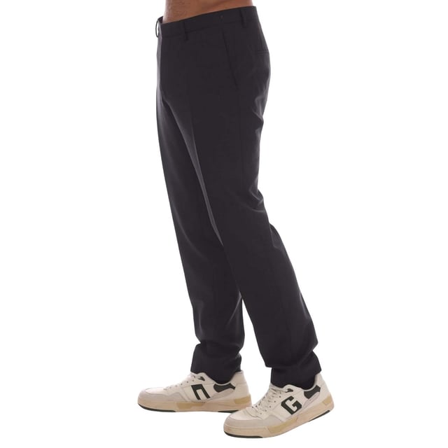 60% Scheerwol, 38% Polyester, 2% Elastaan. Ontwerp: Logo, eenvoudig. Sluiting: haak, ritssluiting. Riemlussen, platte voorkant, label. Zakken: 2 Zijzakken. Geschikt voor: Slank.