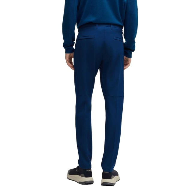 92% Polyester, 8% Elastaan. Stof: 4 Way Stretch. Ontwerp: Eenvoudig. Sluiting: Knoop, Ritsgat. Stoftechnologie: sneldrogend, waterafstotend. Riemlussen, Easy-Iron, Taps toelopende pijp. Zakken: 2 achterzakken, gevoerd, 2 zijzakken, polyester gevoerd, kaartzakje, 1 muntzakje. Geschikt voor: Slank. Stijging: Middenstijging.