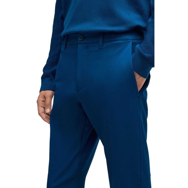 92% Polyester, 8% Elastaan. Stof: 4 Way Stretch. Ontwerp: Eenvoudig. Sluiting: Knoop, Ritsgat. Stoftechnologie: sneldrogend, waterafstotend. Riemlussen, Easy-Iron, Taps toelopende pijp. Zakken: 2 achterzakken, gevoerd, 2 zijzakken, polyester gevoerd, kaartzakje, 1 muntzakje. Geschikt voor: Slank. Stijging: Middenstijging.