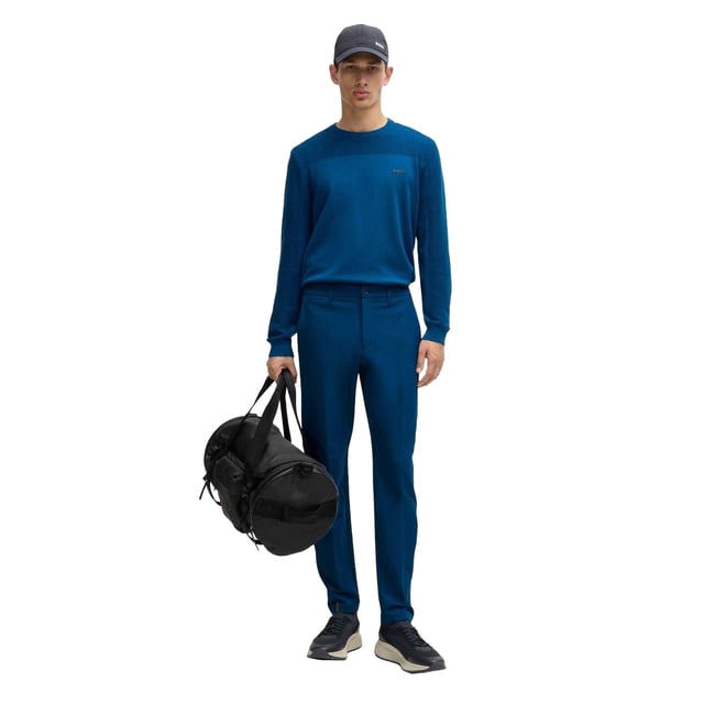 92% Polyester, 8% Elastaan. Stof: 4 Way Stretch. Ontwerp: Eenvoudig. Sluiting: Knoop, Ritsgat. Stoftechnologie: sneldrogend, waterafstotend. Riemlussen, Easy-Iron, Taps toelopende pijp. Zakken: 2 achterzakken, gevoerd, 2 zijzakken, polyester gevoerd, kaartzakje, 1 muntzakje. Geschikt voor: Slank. Stijging: Middenstijging.