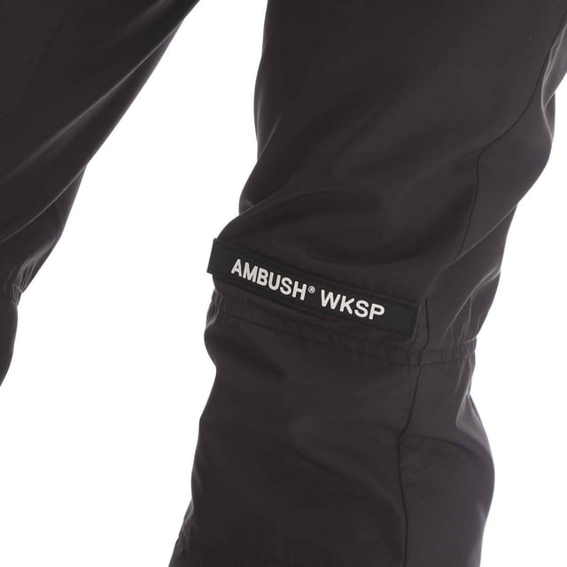83% Katoen, 17% Polyester. Stof: Nylon. Ontwerp: Contrast Logo, Effen. Sluiting: haak, ritssluiting. Recht been. Zakken: 2 Zijzakken. Manchet: Elastisch, Ritssluiting.