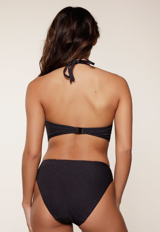 Ready to shine in de serie black of Fuchsia! Deze set bestaat uit een triangel bikini top die  is voorgevormd en heeft verstelbare touwtjes in de nek. Bij de set zit een bikini broekje! De accessoires aan de bandjes maken de look af!