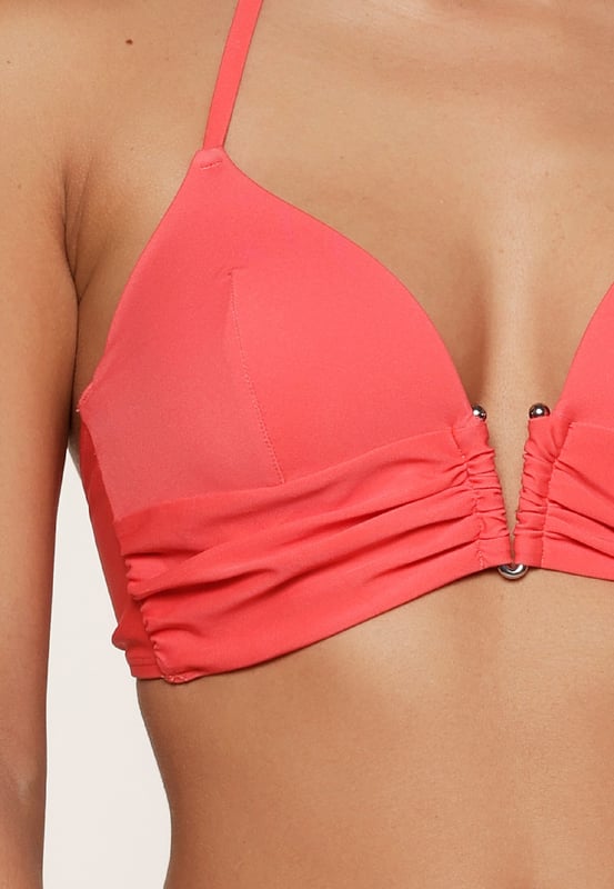 Ready to shine in de serie black of Fuchsia! Deze set bestaat uit een triangel bikini top die  is voorgevormd en heeft verstelbare touwtjes in de nek. Bij de set zit een bikini broekje! De accessoires aan de bandjes maken de look af!