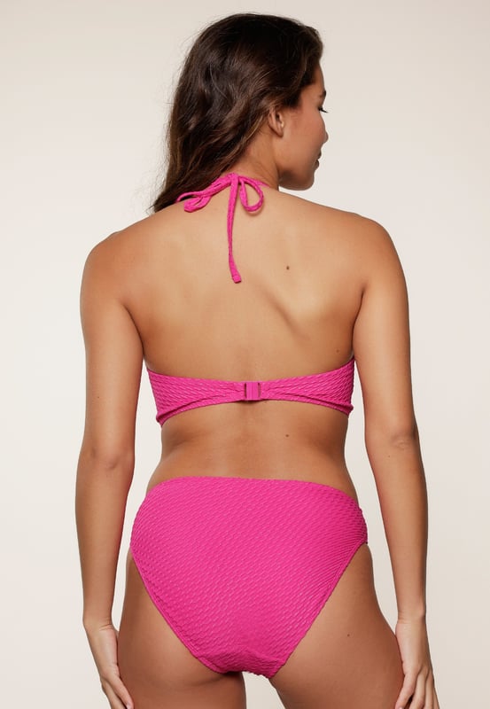 Ready to shine in de serie black of Fuchsia! Deze set bestaat uit een triangel bikini top die  is voorgevormd en heeft verstelbare touwtjes in de nek. Bij de set zit een bikini broekje! De accessoires aan de bandjes maken de look af!