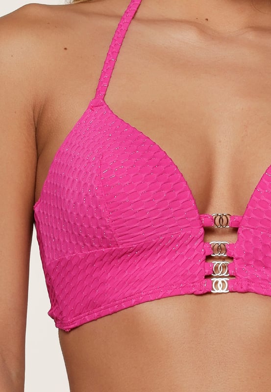 Ready to shine in de serie black of Fuchsia! Deze set bestaat uit een triangel bikini top die  is voorgevormd en heeft verstelbare touwtjes in de nek. Bij de set zit een bikini broekje! De accessoires aan de bandjes maken de look af!