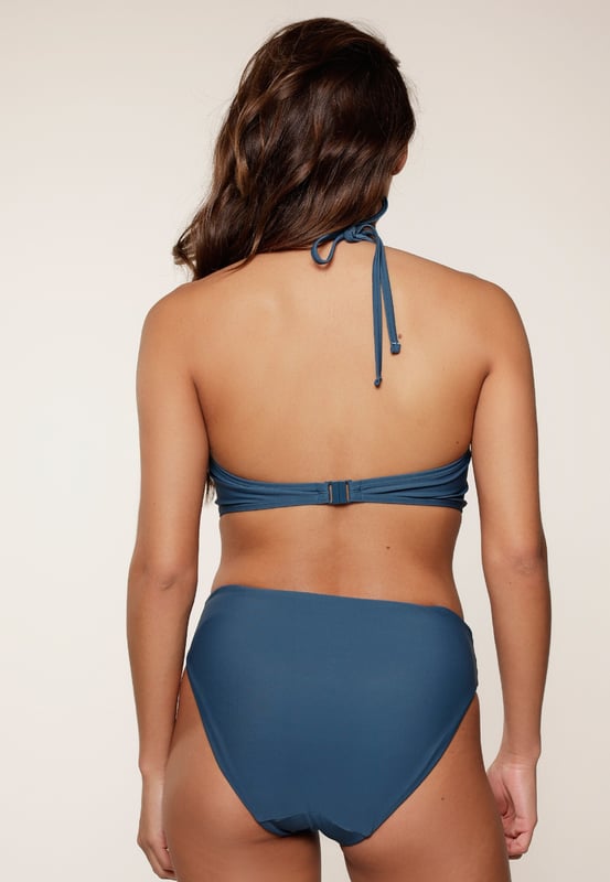 Ready to shine in de serie black of Fuchsia! Deze set bestaat uit een triangel bikini top die  is voorgevormd en heeft verstelbare touwtjes in de nek. Bij de set zit een bikini broekje! De accessoires aan de bandjes maken de look af!