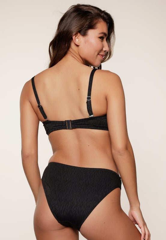 Rise & shine in deze geweldige serie! Deze serie trekt zeker de aandacht door de luxe structuur stof en gouden accessoire. De bikini is voorgevormd, heeft verstelbare schouderbandjes en is voorzien van een beugel. Hierdoor is deze bikini ook zeer geschikt voor de grotere maten.