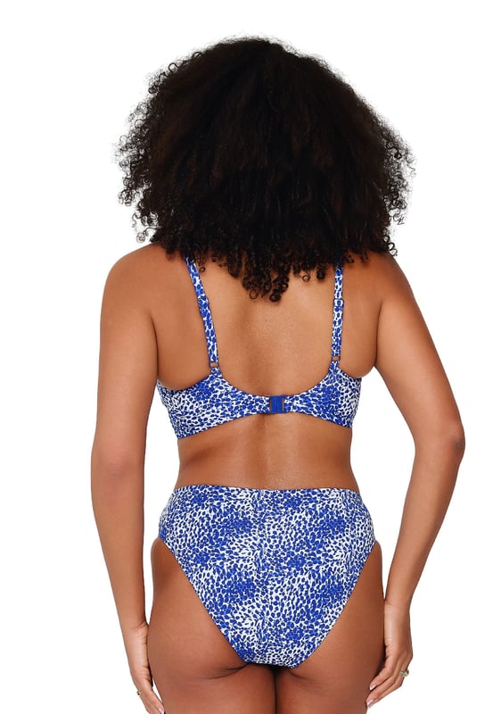 Look fabulous in black lace. De kanten look geeft deze serie een luxe uitstraling. De unpadded underwire bikini top heeft een pasvorm die zich aanpast naar de juiste pasvorm. Het is een niet voorgevormde bikini top met een W-beugel! Deze bikini top is ook zeer geschikt voor de grotere cupmaten.