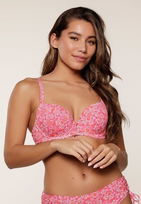 Rise & shine in dieser fantastischen Serie! Diese Modelle ziehen mit ihrem luxuriösen, strukturierten Stoff und dem goldenen Accessoire die Blicke auf sich. Der Bikini ist vorgeformt, hat verstellbare Schulterträger und Bügel. Dadurch ist dieser Bikini auch für große Größen sehr gut geeignet.