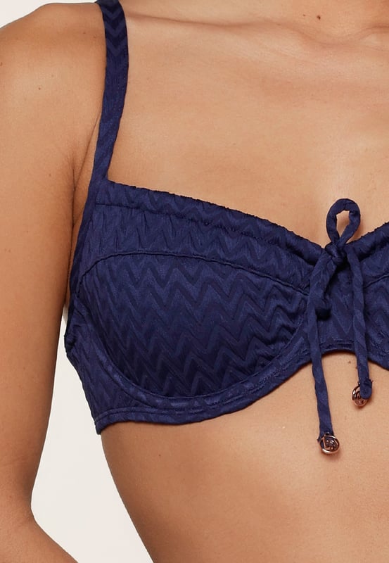 Better save than sorry! Deze bikini top met beugel is niet voorgevormd, waardoor hij voor vele pasvormen geschikt is. Ook heeft de top verstelbare bandjes.