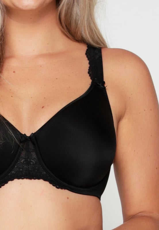 De 1400-5C full coverage bh is een nieuwe toevoeging aan de LingaDore basiscollectie. Deze geweldige bh is geschikt voor dames met een vollere borst, die ook graag een mooie, vrouwelijke beha dragen met een super pasvorm voor een betaalbare prijs! Deze niet voorgevormde beugel bh gaat tot en met cupmaat G! De bh is afgewerkt met luxe kanten bandjes en een gladde cup wat fungeert als ideale t-shirt bh.
