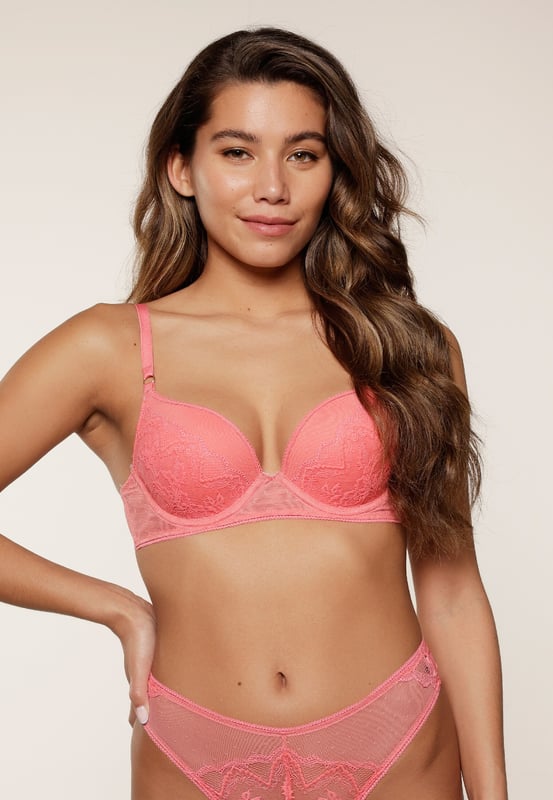 Coral Tones.... Eine wirklich frische Serie für diese Saison! Diese romantische Serie mit viel Spitze sollte in deiner Kollektion nicht fehlen. Dieser Gel-BH mit Bügeln ist an den Cups mit trendiger Spitze verarbeitet und zwischen den Cups ist ein dekoratives Schleifendetail mit Goldanhänger angebracht.