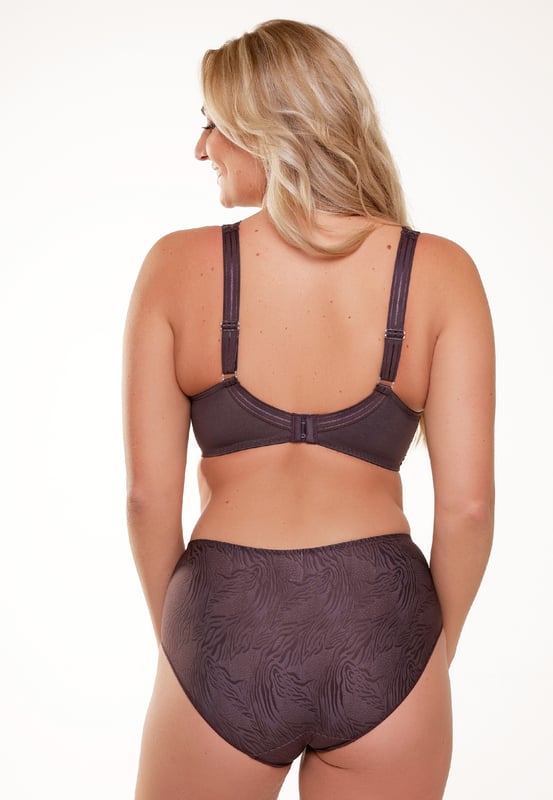 Die Uni-fit Plus BH wird ein absoluter Gewinnner sein für die vollere Büste! Mit extra Unterstützung dank breiter Träger,  fester Bügel und einem hohen Mittelteil.  Das obere Cup hat mehr Elastizität und damit eine bessere Anpassung an die Brust sogar wenn die Brüste nicht gleich sind. Schöne Spitze mit Details auf den Trägern und Mittelteil und ist unsichtbar unter enger Kleidung.