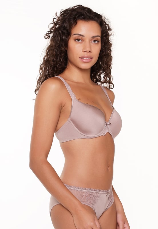 De 1400-1 t-shirt bh is een van de bestsellers uit de LingaDore Daily collectie. De bh heeft een uni-fit pasvorm, die zich aanpast aan de vorm van jouw borst. Ook is de bh voorzien van stevige schouderbandjes en  ondersteunende zij- en achter panelen. Deze bh heeft een uitstekende pasvorm.