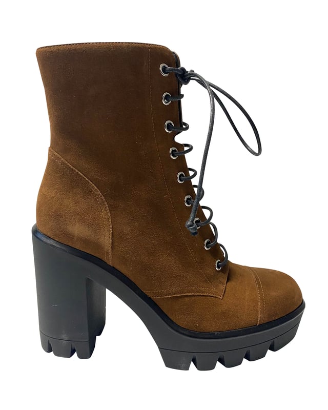 VINTAGE, RRP AS NEW
100% Leather, Imported, Rubber sole, Shaft measures approximately ankle-high from arch, Lug sole, Combat trend

Giuseppe Zanotti Ankle Lace Up Boots in Brown Suede
Color: brown
Material: Suede
Condition: excellent
Size: 39
Sign of wear: No
SKU: 86626